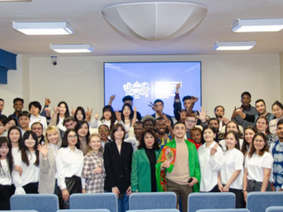 Привет, нихао, ахлэн: иностранные студенты отметили День родного языка